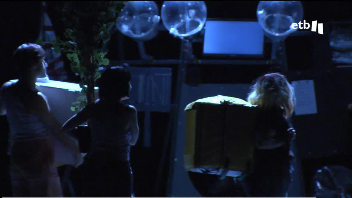 El colectivo Horman Poster estrena mañana en el Teatro Arriaga de Bilbao su nueva obra teatral. La obra se titula 'Souvenir, komeria extraterrestre' y en ella confluyen la ciencia ficción, la crítica social y el humor.