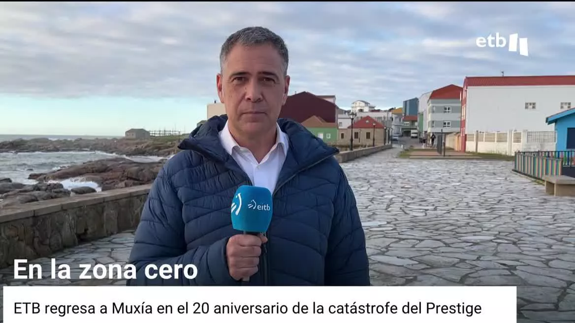 Juan Carlos Etxeberria vuelve a la costa de Muxía 20 años después del hundimiento del Prestige.