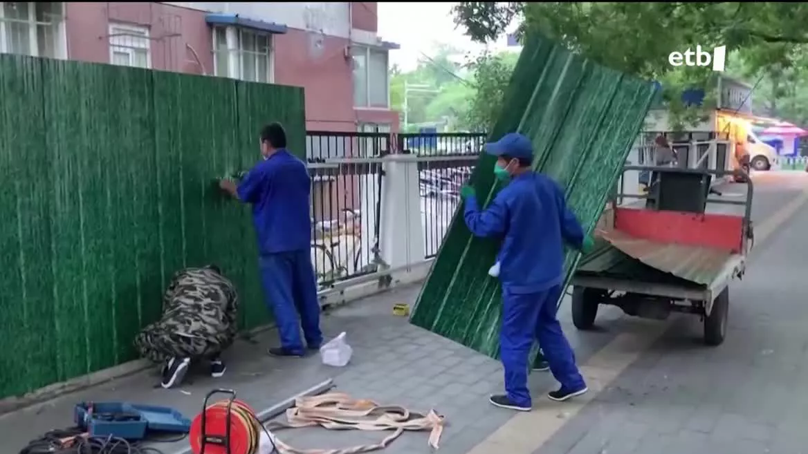 Txinan, covid zero politikak arazo psikologiko ugari eragiten ari dira. Etxebizitza batean positibo kasu bat antzemanez gero, eraikin osoa konfinatzen dute. Psikologoek alarma gorriak piztu dituzte, besteak beste, suizidioak areagotzen ari direlako.