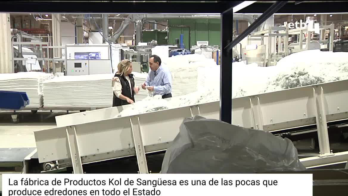 El 85 % de los edredones que fabrica son de poliester; el 15 % de pluma y plumón. Producen 3.600 edredones cada día. Con el encarecimiento de la luz y el gas, ha aumentado notablemente la venta de mantas y edredones.