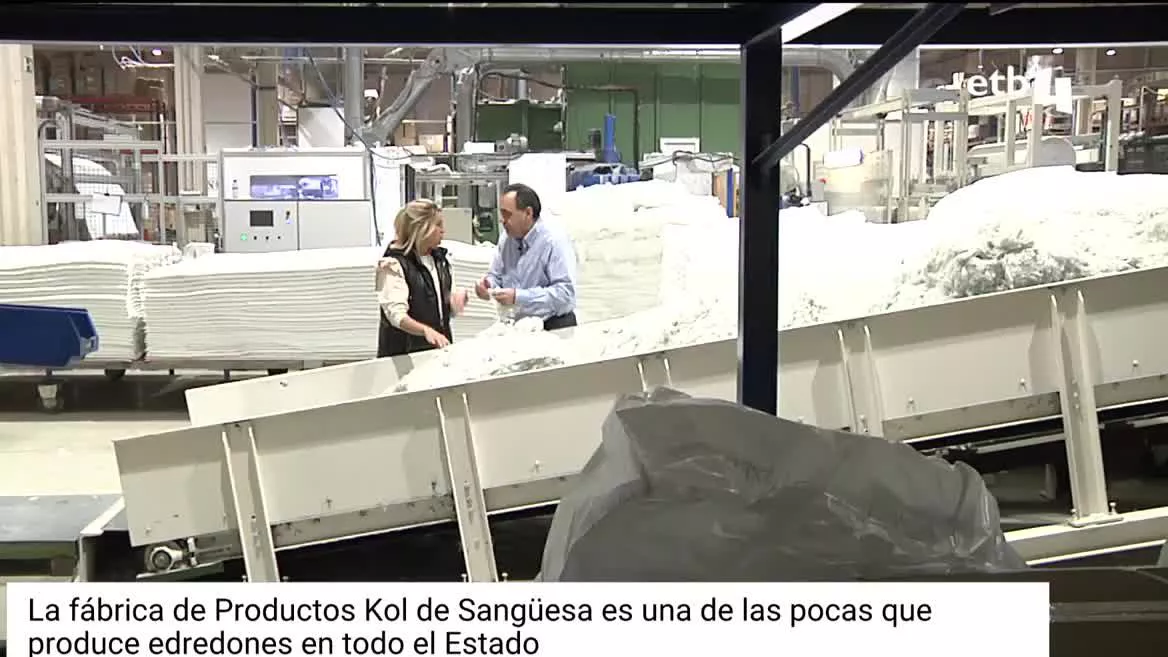 El 85 % de los edredones que fabrica son de poliester; el 15 % de pluma y plumón. Producen 3.600 edredones cada día. Con el encarecimiento de la luz y el gas, ha aumentado notablemente la venta de mantas y edredones.