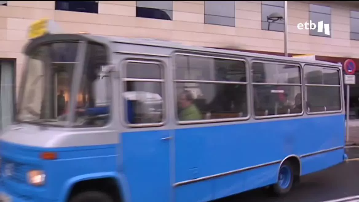 El 'azulito' era el medio de transporte que muchos elegían para moverse por la ciudad. Era un autobús pequeño, azul, en el que estaba prohibido ir de pie y que paraba allá donde se le pedía. De aquel autobus urbano ya solo queda un ejemplar y hoy cumple 50 años.