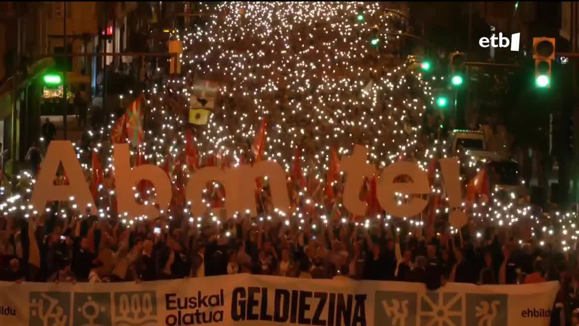 "Euskal olatua geldiezina" lelopean, milaka lagun atera dira gaur Bilboko kaleetara, EH Bilduk deituta. Manifestazioaren buruan alderdiaren ordezkaritza zabala izan da. Amaiera, berriz udaletxe parean izan da, eta Arnaldo Otegi alderdiko koordintzaile nagusiak hitzaldia eskaini du bertan.