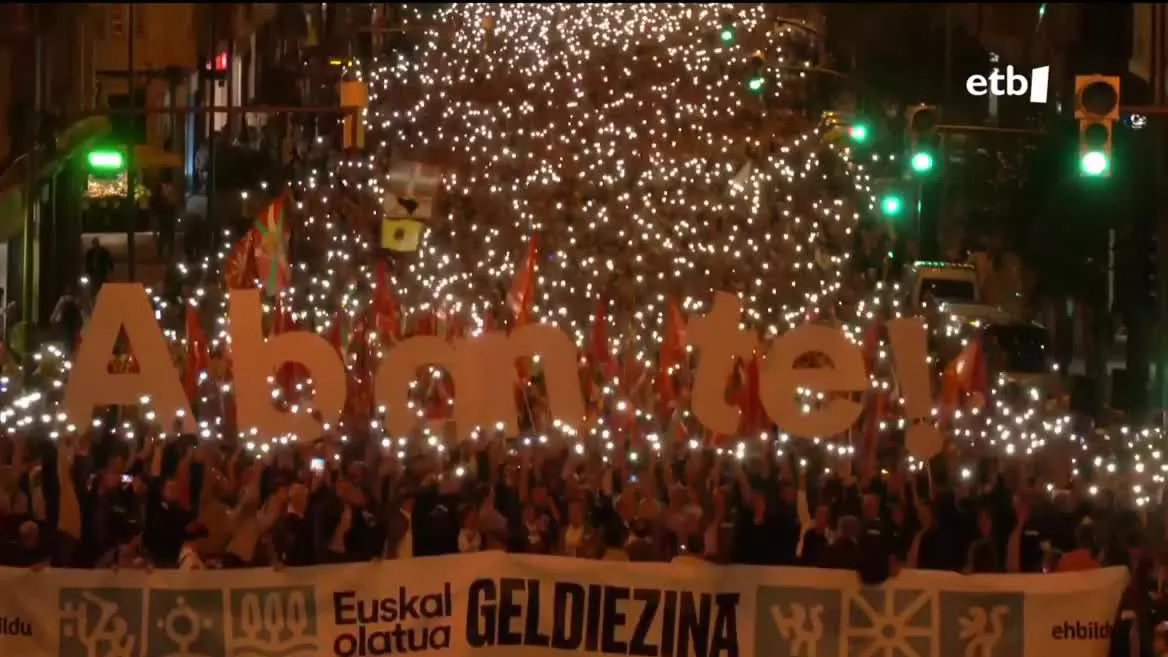 "Euskal olatua geldiezina" lelopean, milaka lagun atera dira gaur Bilboko kaleetara, EH Bilduk deituta. Manifestazioaren buruan alderdiaren ordezkaritza zabala izan da. Amaiera, berriz udaletxe parean izan da, eta Arnaldo Otegi alderdiko koordintzaile nagusiak hitzaldia eskaini du bertan.
