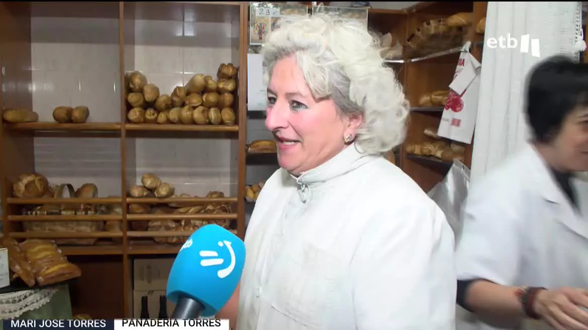 El vídeo de la "visita" realizada ayer por una vaquilla a la panadería Torres de Laguardia se ha hecho viral. ETB ha estado con Mari Jose, la dueña, que ha contado cómo fue todo. Ella dice que estuvo tranquila y es que ya era la segunda vez que les entraba una res.