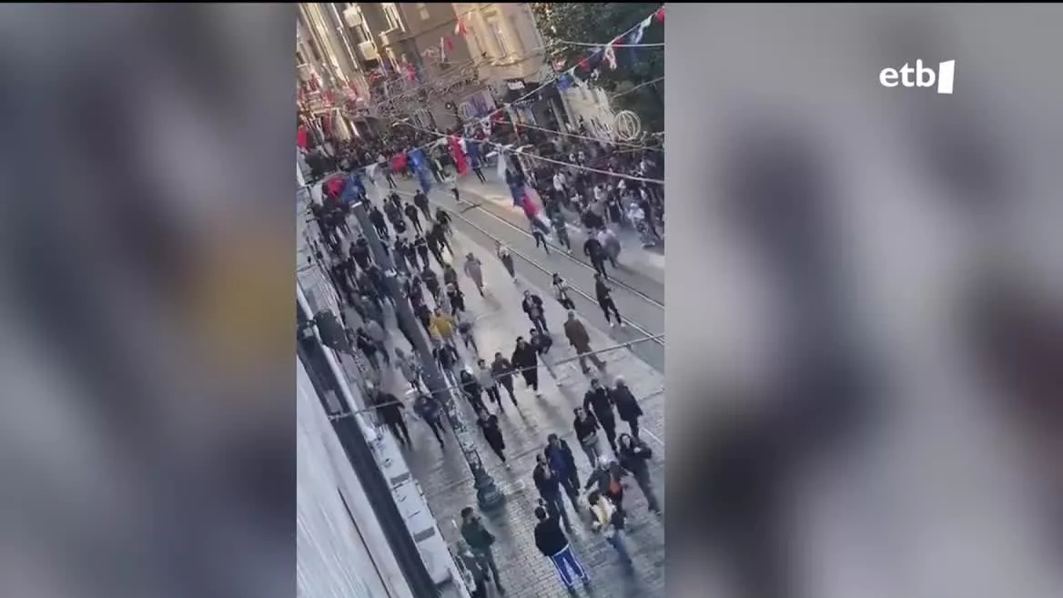 Dendaz eta jendez beteriko kale batean gertatu da, sei lagun hil dira eta 81 zauritu. Turkiako agintarien esanetan, zantzu guztien arabera litekeena da atentatua izatea.