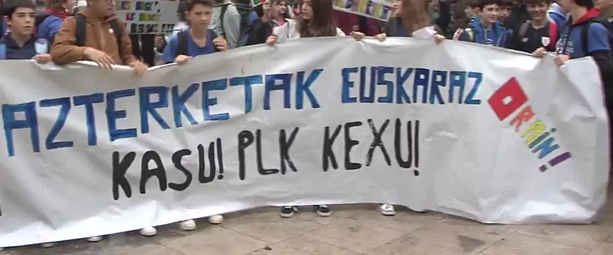 Hainbat pertsonak manifestazioa egin dute Bordelen (Frantzia), Ipar Euskal Herrian azterketak euskaraz egin ahal izatea aldarrikatzeko.