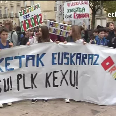 Hainbat pertsonak manifestazioa egin dute Bordelen (Frantzia), Ipar Euskal Herrian azterketak euskaraz egin ahal izatea aldarrikatzeko.