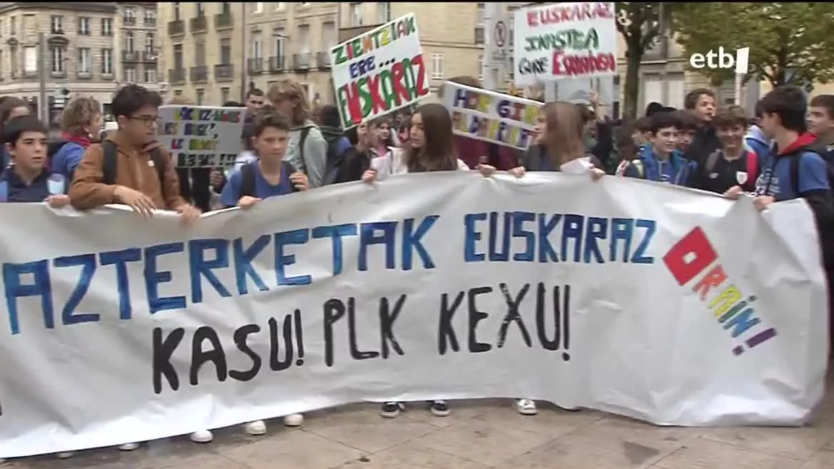 Hainbat pertsonak manifestazioa egin dute Bordelen (Frantzia), Ipar Euskal Herrian azterketak euskaraz egin ahal izatea aldarrikatzeko.