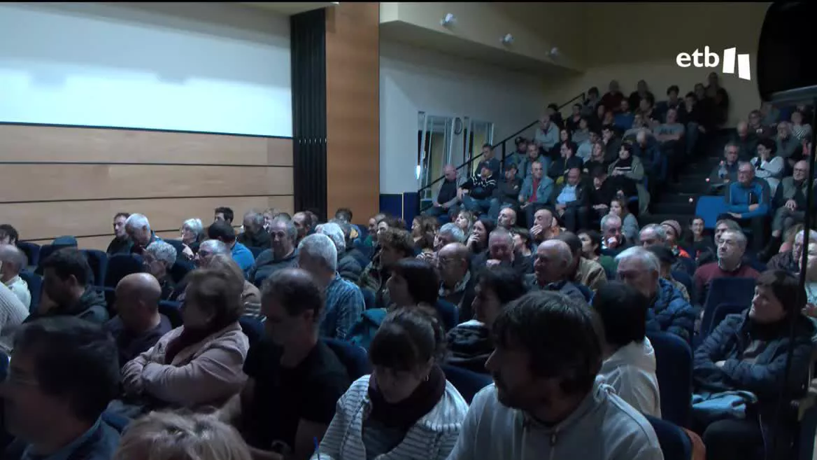 Vecinos y vecinas se han mostrado enfadados ante el proyecto para construir el parque eólico más grande de Euskadi.