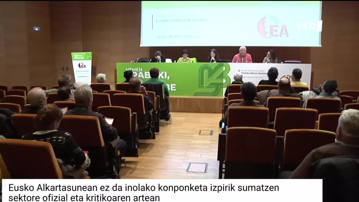 Eba Blanco idazkari nagusiak esandakoaren arabera, erabaki horren atzean ez dago azalpen politikorik, ez omen dira bertaratu badakitelako galdu egingo dutela. Biltzarrera joan ez, baina Bilbon bertan, metro gutxira, agerraldia egin du sektore kritikoak.