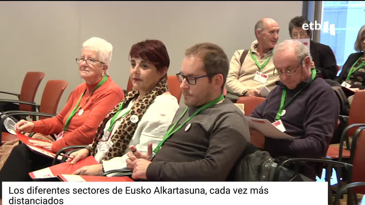 Según Eba Blanco, los críticos no han aparecido porque saben que van a perder. Estos, en un hotel a escasos metros han leído un comunicado en el que reivindican un afiliado un voto y hacen un llamamiento al diálogo.