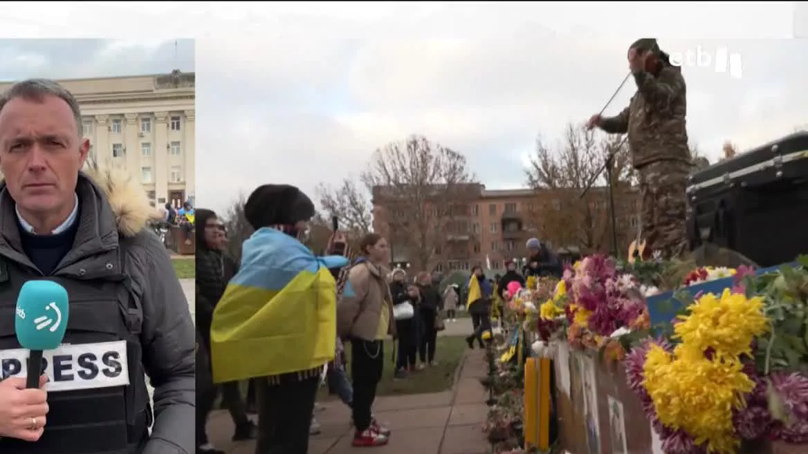 Pertsona bat bandera ukrainarra soinean. EITBren bideo batetik hartutako irudia.