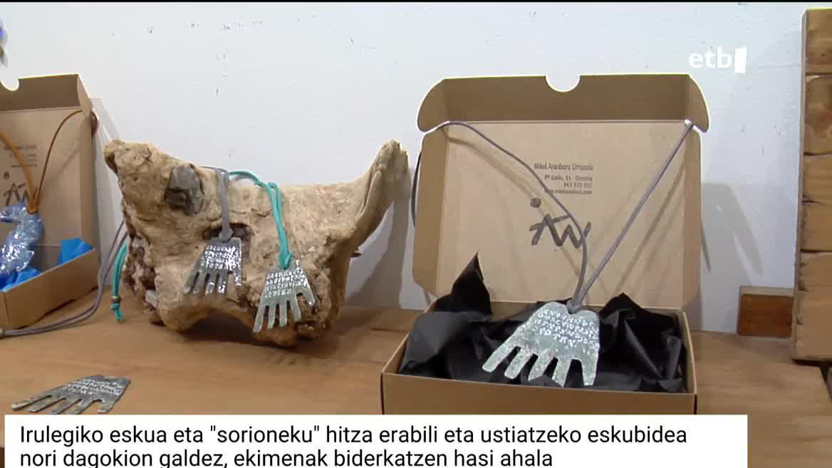 Irulegiko eskua aurkitu eta astebetera, "sorioneku" hitza han-hemenka agertu da kamisetetan, jatekoetan eta apaingarrietan, besteak beste. Erabilera hori egiteko jabetza nori dagokion galdetu dute askok, izan ere, marka erregistratzeko eskaerak pilatzen hasi dira.