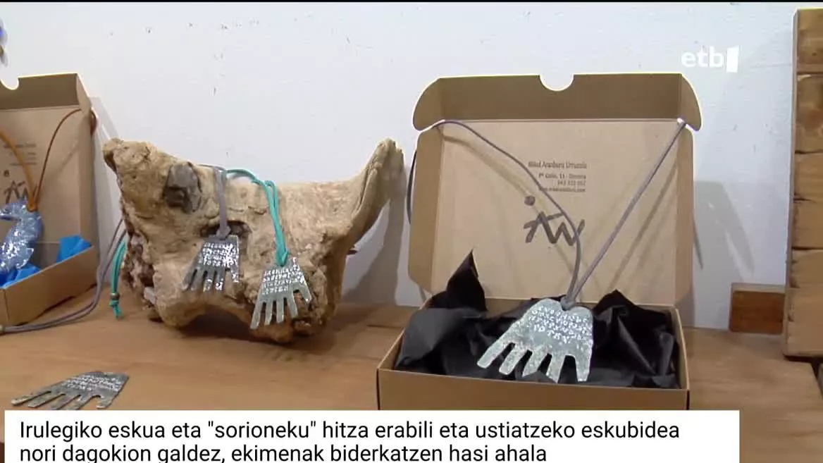 Irulegiko eskua aurkitu eta astebetera, "sorioneku" hitza han-hemenka agertu da kamisetetan, jatekoetan eta apaingarrietan, besteak beste. Erabilera hori egiteko jabetza nori dagokion galdetu dute askok, izan ere, marka erregistratzeko eskaerak pilatzen hasi dira.