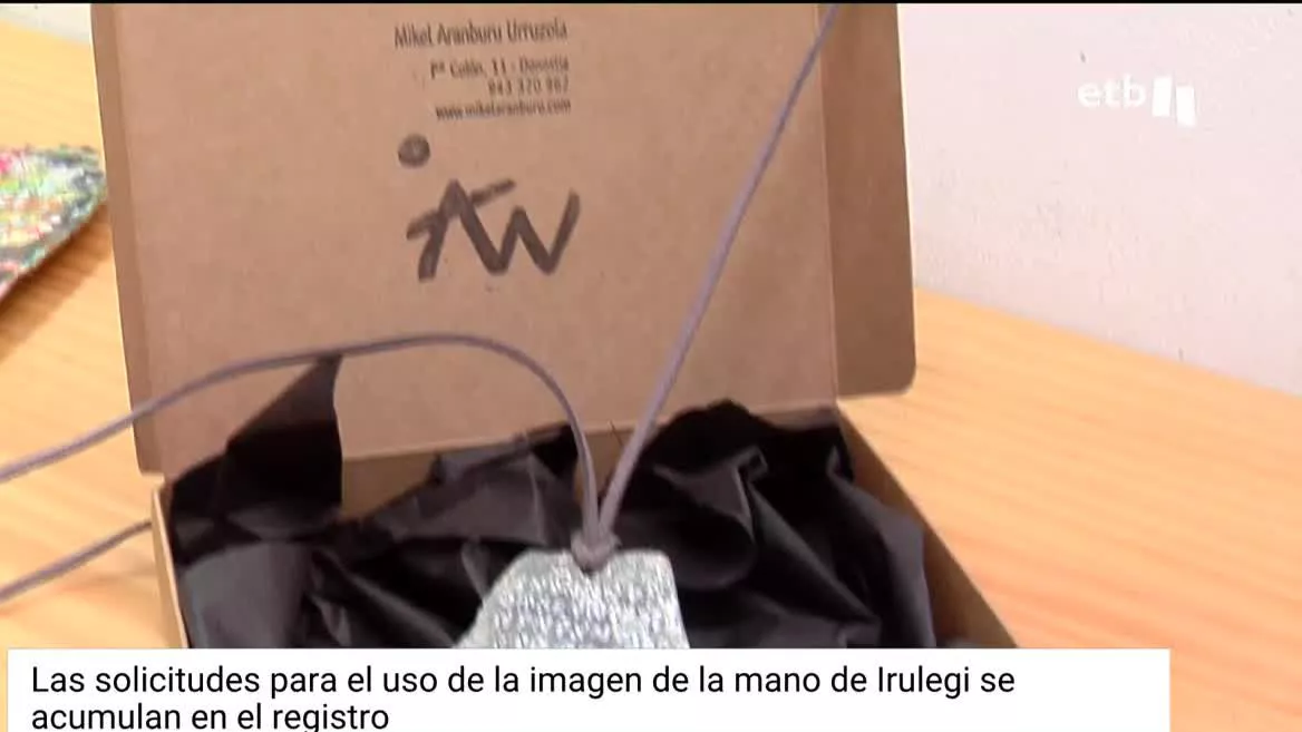 Cuando se cumple una semana del descubrimiento de la mano de Irulegi, ya podemos verla representada en comida, adornos y camisetas. Además, se han acumulado las peticiones para registrarlo como marca.