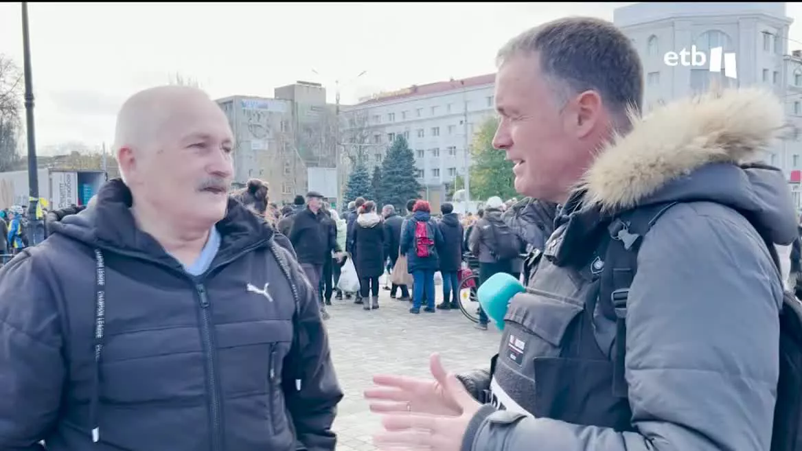 Un ciudadano de Jersón conversa con Ayestaran.