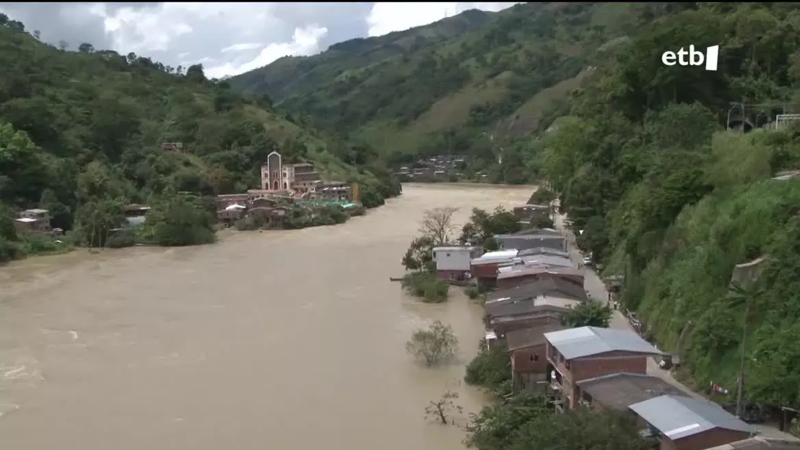 casa situadas en las orillas del rio, cerca de la represa. Imagen extraída de un vídeo de EITB.