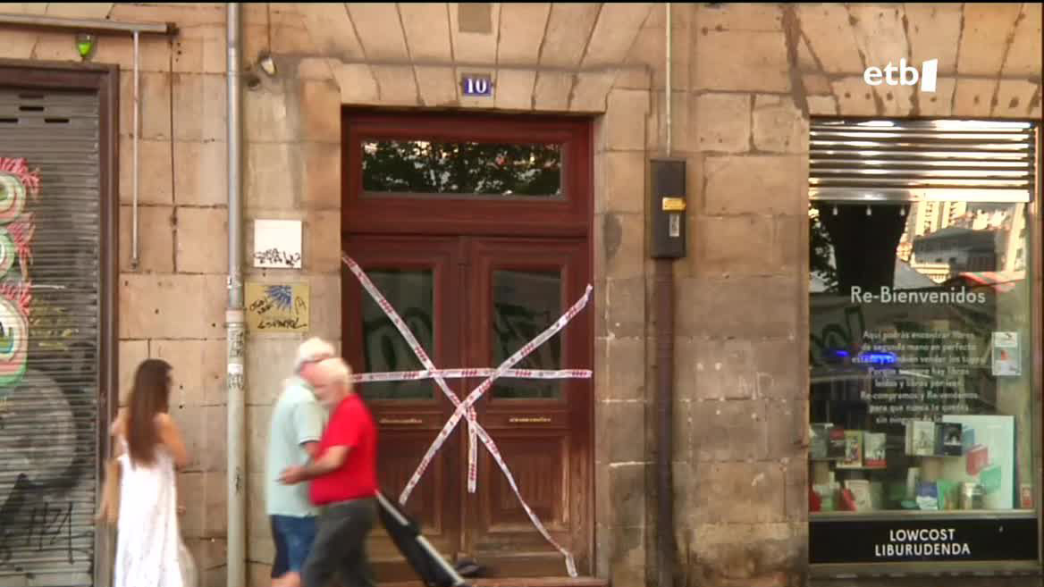Bilboko Aste Nagusiko azken gauean, abuztuaren 27an, Areatzako etxebizitza batek su hartu zuen. Bizilagunek salatu zuten su artifizialen ondorioz piztu zela, teilatuan ustez eroritako txinpartengatik. EITBk jakin duenez, suhiltzaileen txostenak zehaztu du suteak jatorria eraikin barruan izan zuela.