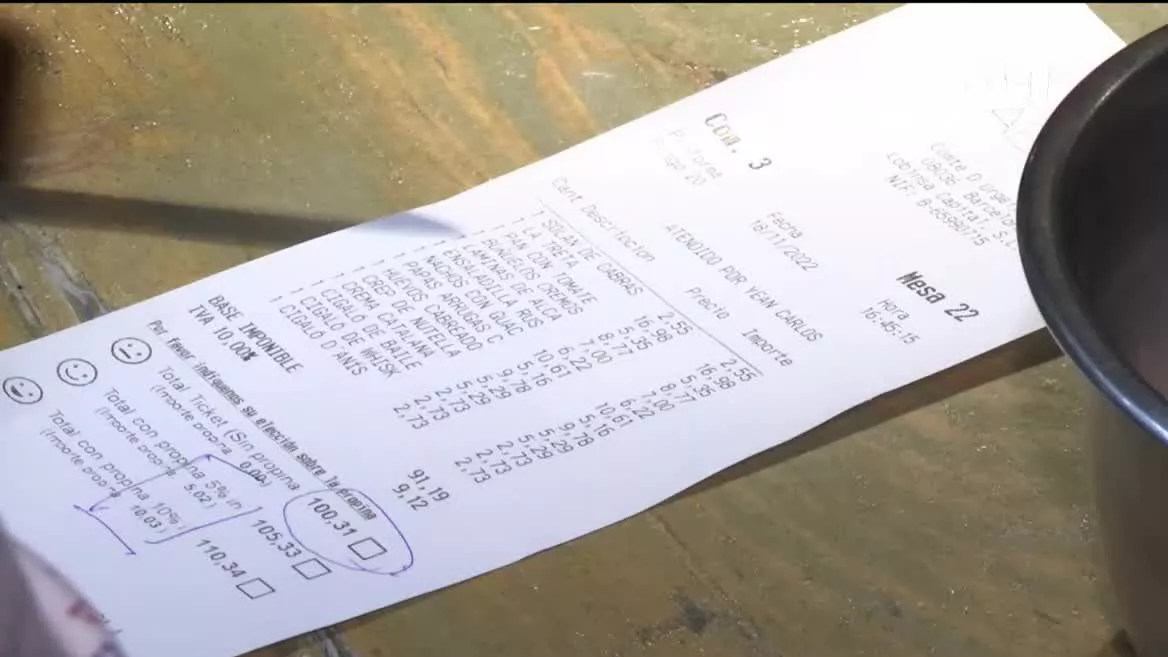 Inflazioak, pandemiak eta bereziki txartela bidezko ordainketen gorakadak, langileei ematen zaien propinak behera egitea eragin dute. Ohitura hori berreskuratze aldera, Bartzelonako establezimendu batek ezarritako sistemarekin, datafonoa tarteko, hirukoiztu egin dituzte mota horretako diru-sarrerak.