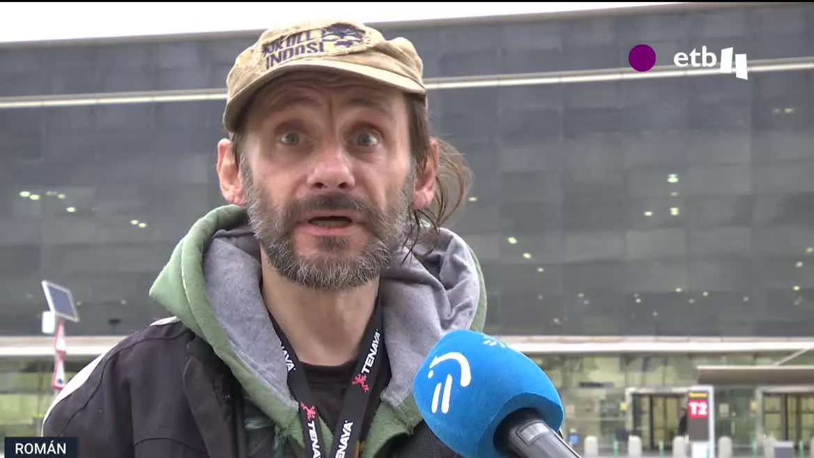 Un grupo de personas vive en pésimas condiciones en un aparcamiento abandonado del aeropuerto de Barcelona. Hemos conocido sus historias a través de los ojos de Román.