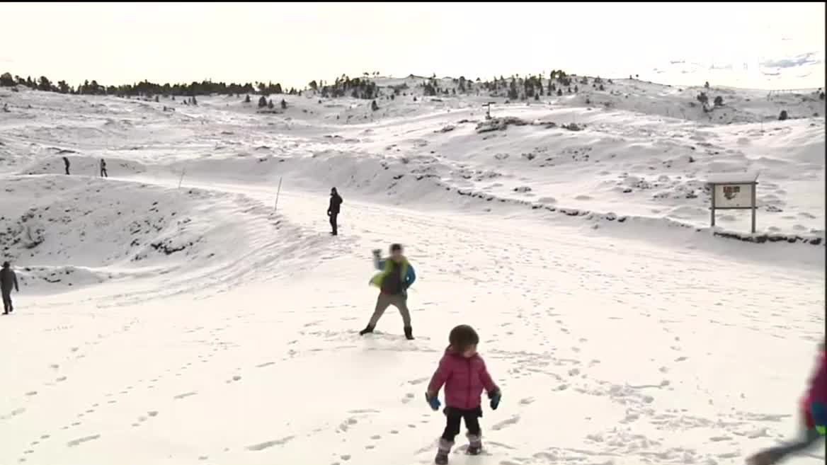 Con el tradicional intercambio de bastones que simboliza el relevo entre pastores y esquiadores, la estación de Larra-Belagua inaugura la temporada de invierno. La zona de pasto para el ganado será, a partir de ahora, para el ocio esquiadores, aunque por el momento hay poca nieve.