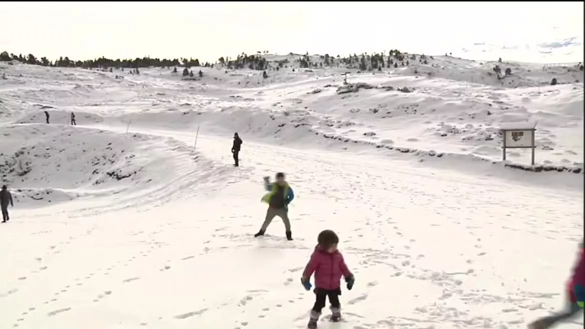 Con el tradicional intercambio de bastones que simboliza el relevo entre pastores y esquiadores, la estación de Larra-Belagua inaugura la temporada de invierno. La zona de pasto para el ganado será, a partir de ahora, para el ocio esquiadores, aunque por el momento hay poca nieve.
