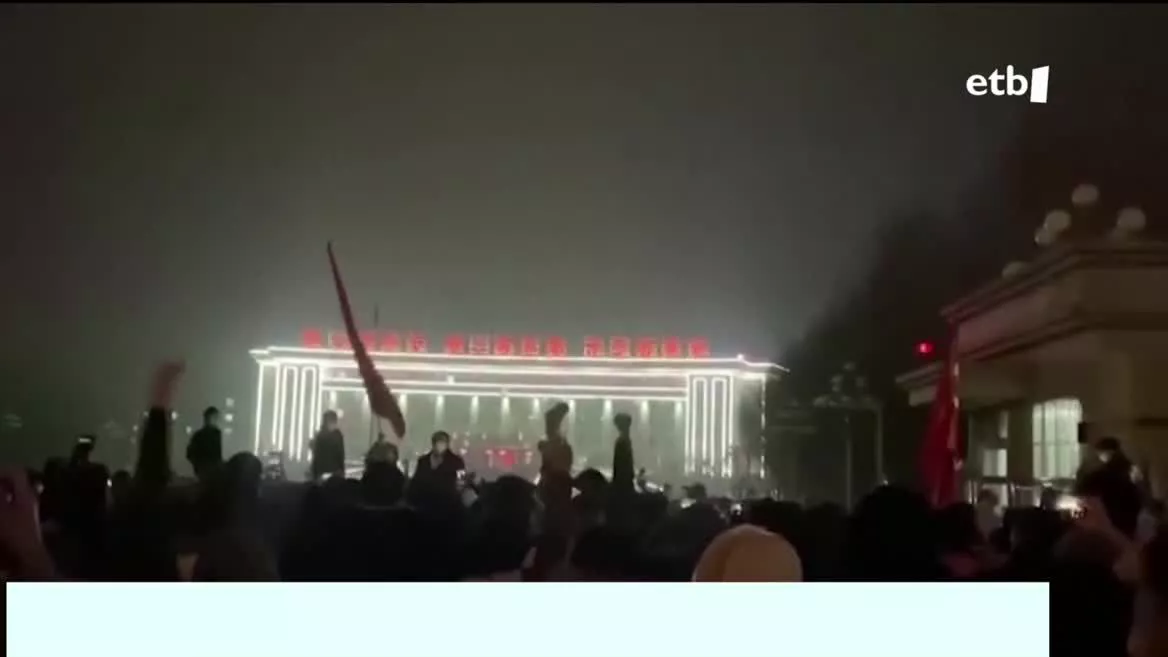 Txinak ezarritako "zero covid" politikaren ondorioz eraikina eta auzoa konfinatuta zeuden, eta bizilagunak oso haserre daude egindako kudeaketarekin. Urumqi hirian milaka pertsonak agintarien aurka egin dute.