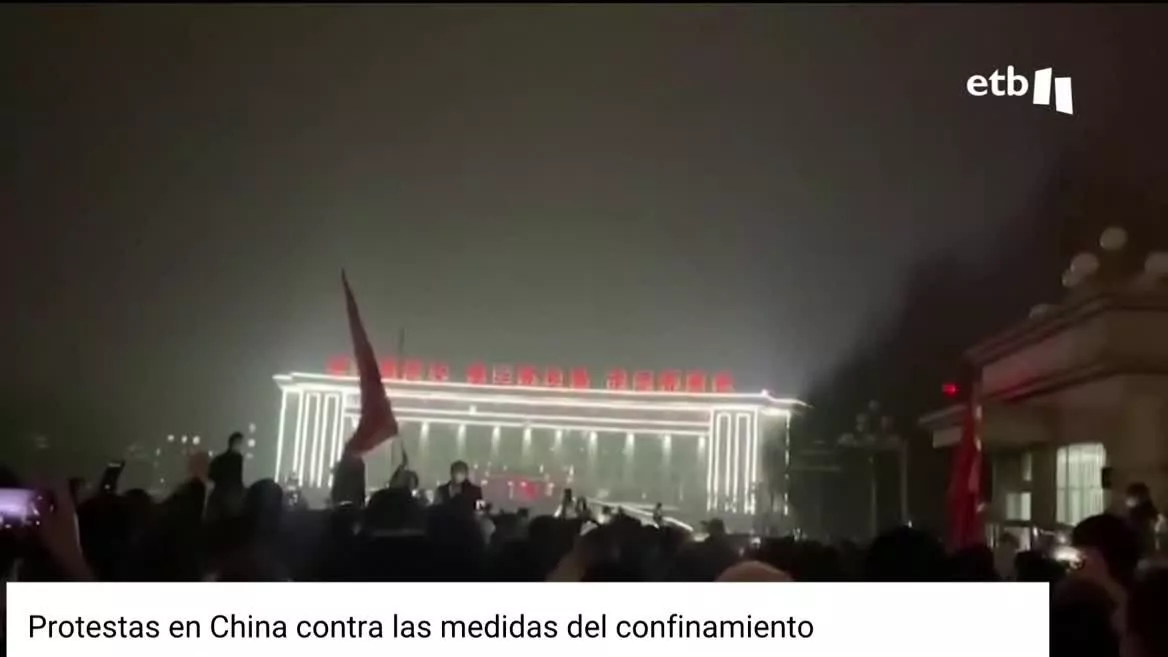 Las protestas vienen porque los vecinos dicen que el estricto confinamiento imperante por la covid les impidió salir de sus domicilios para salvarse.