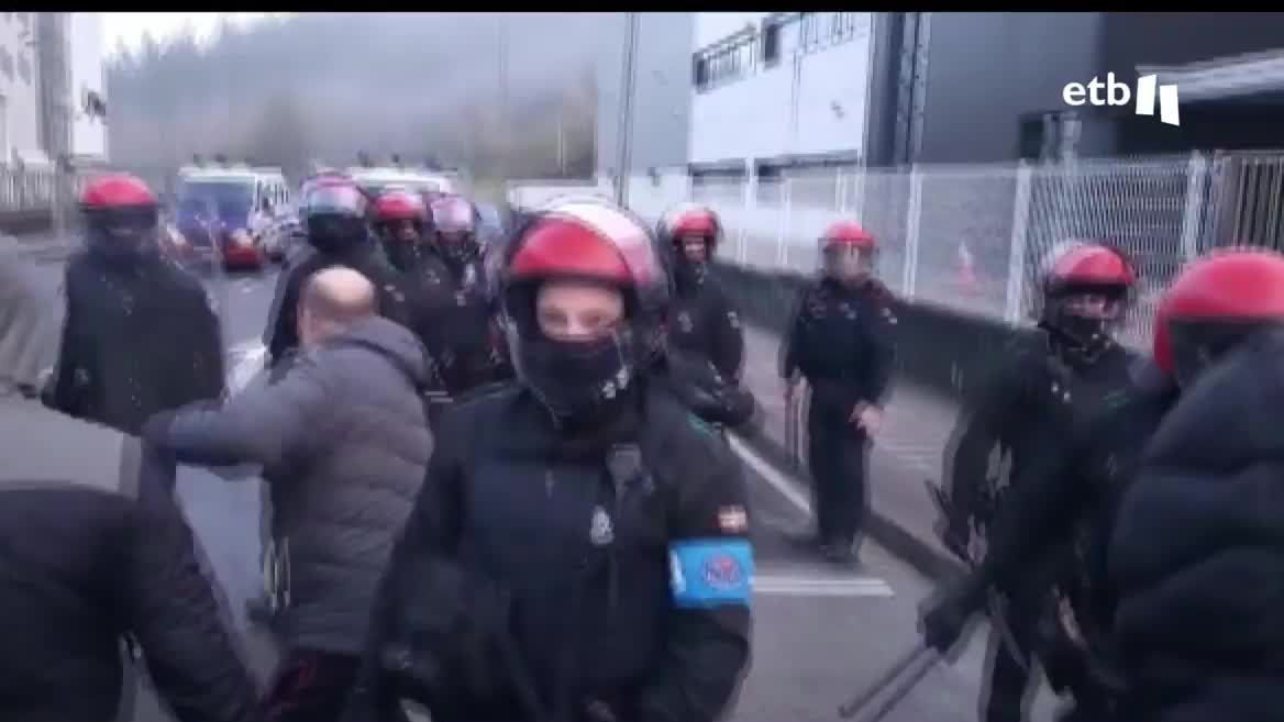 El Departamento de Seguridad asegura que se trata de un altercado que ha surgido cuando han intentado identificar a unos piquetes en Artea y estos se les han “echado encima”. Los sindicatos denuncian que la carga ha sido “brutal”.