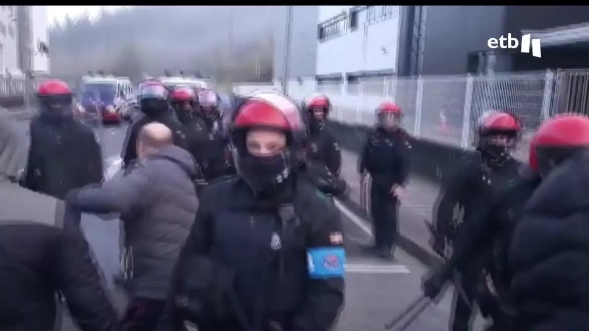El Departamento de Seguridad asegura que se trata de un altercado que ha surgido cuando han intentado identificar a unos piquetes en Artea y estos se les han “echado encima”. Los sindicatos denuncian que la carga ha sido “brutal”.