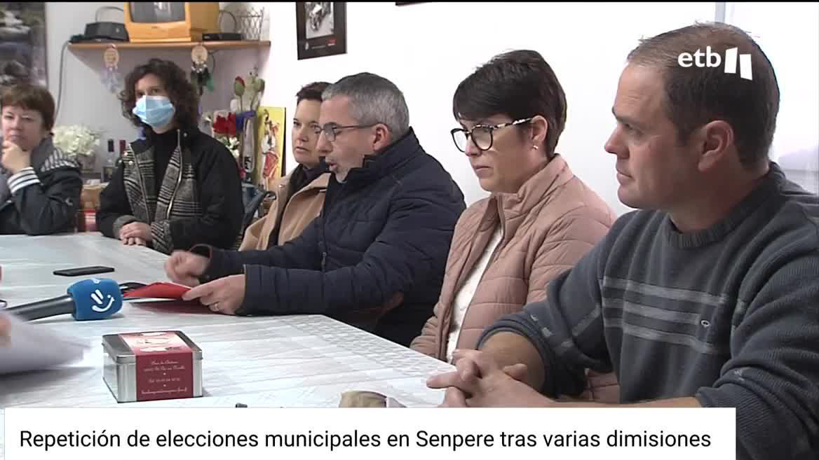 Concejales de la oposición, anunciando su dimisión.