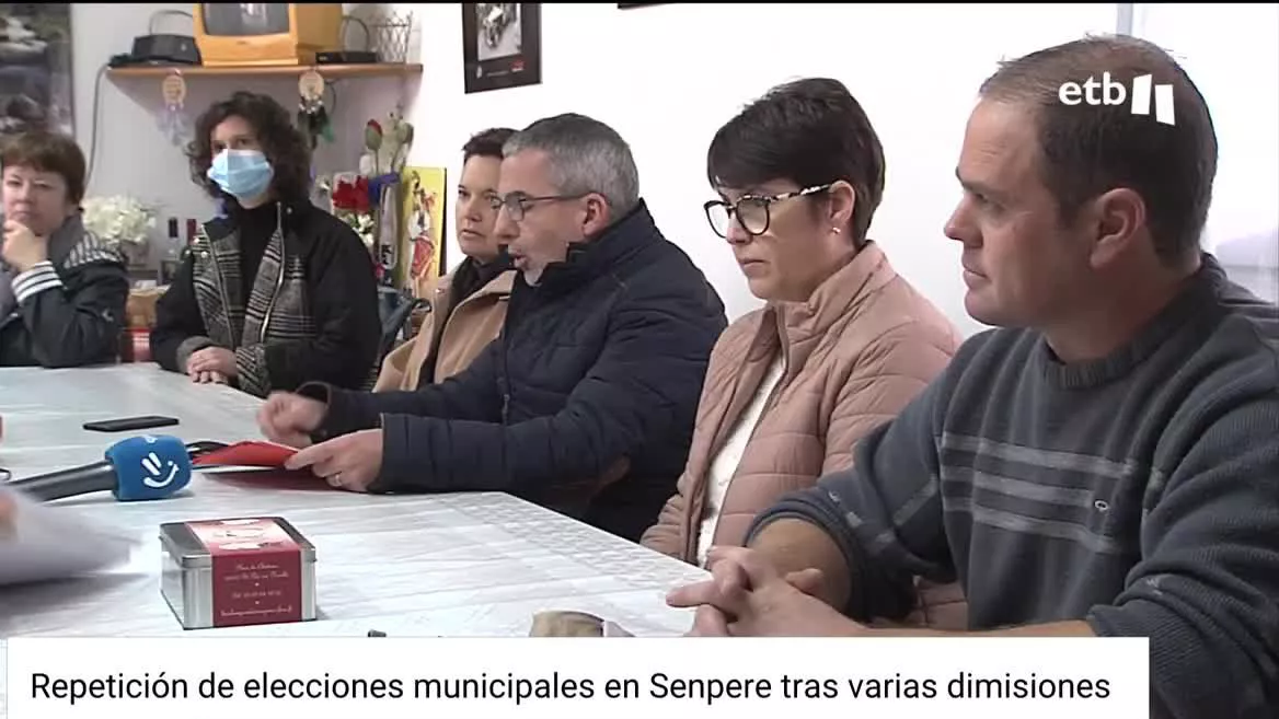 Concejales de la oposición, anunciando su dimisión.