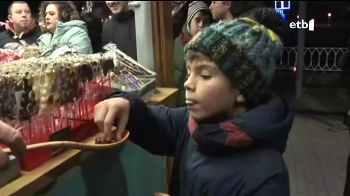 Un niño se dispone a saborear un dulce.