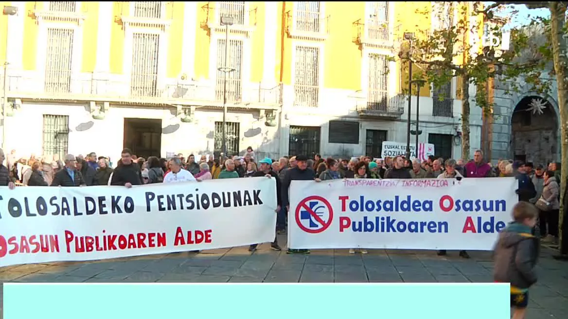 Ehunka lagun elkartu dira eskualdean ospitale publikoa egitea eskatzeko. Hiru urtez zain egon ondoren, beldur dira zentroak ez duela izango ospitalizazio kirurgikorik. Salatzen dute Tolosaldeak beste eskualde batzuek baino osasun arreta okerragoa duela.