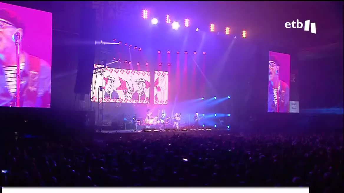 El primero de los tres conciertos de despedida del mítico grupo recuperó emociones quizá olvidadas a los 16 000 asistentes. El iconico trío no defraudó, y puso a bailar y a cantar al público lo que, sin duda, son himnos del rock vasco.