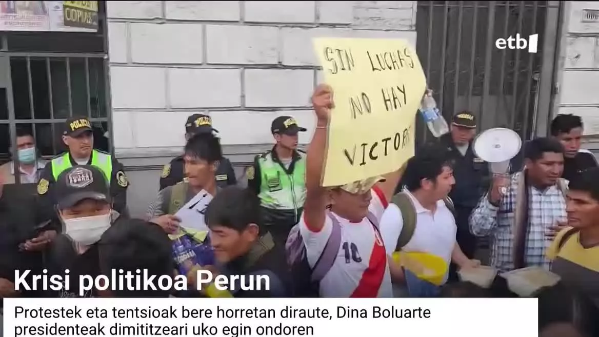 Atzo Dina Boluarte presidenteak dimititzeari uko egin ondoren, manifestariek Kongresua ixteko eta hauteskundeak aurreratzeko eskatzen jarraitzen dute. Azken orduetan, gainera, erregistratu egin dituzte Peru Libre alderdi ezkertiarreko eta Nekazarien Konfederazioko egoitzak, 26 pertsona atxikita.