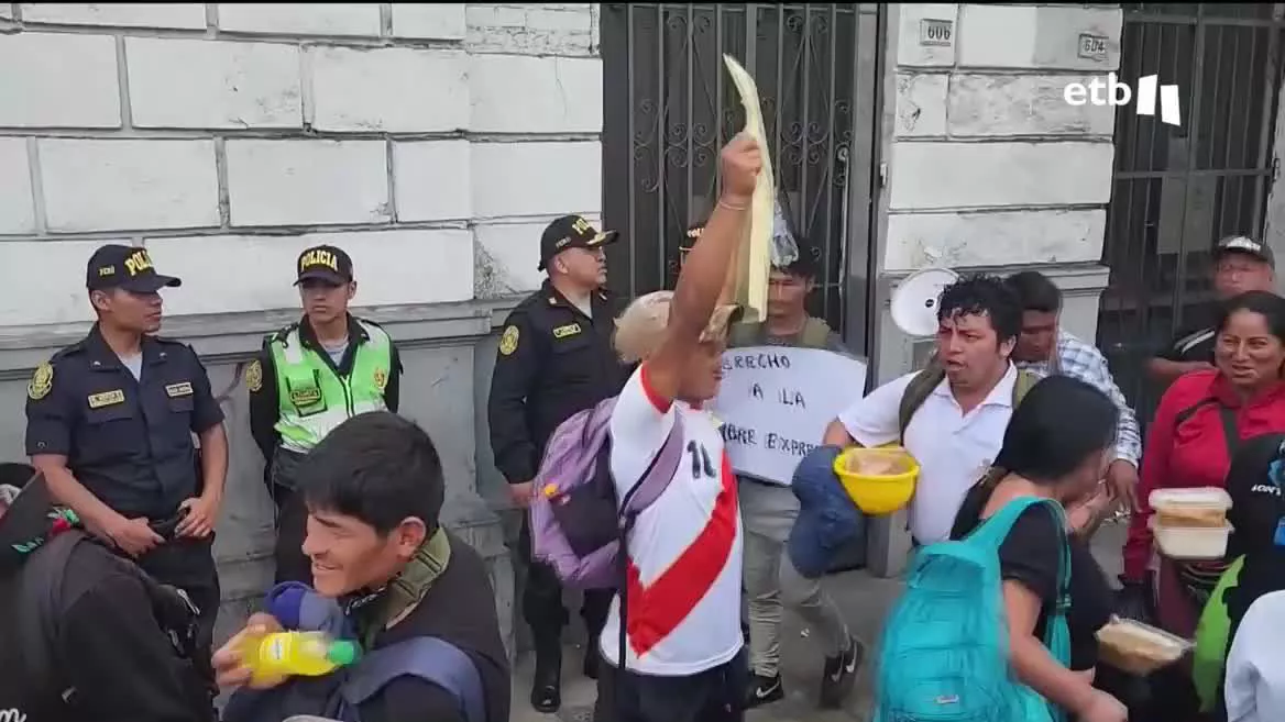 Después de que ayer la presidenta Dina Boluarte se negase a dimitir, los manifestantes siguen pidiendo el cierre del Congreso y la convocatoria de elecciones anticipadas. En las últimas horas, además, se han registrado las sedes del partido izquierdista Perú Libre y de la Confederación Agraria.
