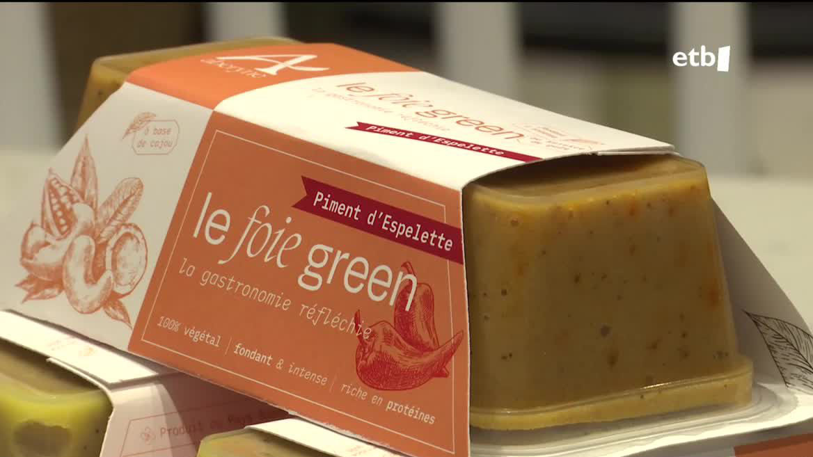 Hegazti gripeak dezente jaitsiarazi du foie bezalako produktuen eskaintza. Horren aurrean, produktu aitzindari bat sortu dute Biarritzen: foie beganoa. Anakardoekin eginda dago eta arrakasta handia izan du, stock guztia saltzera iritsi arte.