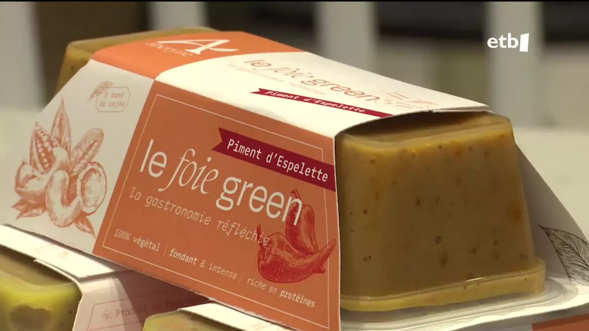Hegazti gripeak dezente jaitsiarazi du foie bezalako produktuen eskaintza. Horren aurrean, produktu aitzindari bat sortu dute Biarritzen: foie beganoa. Anakardoekin eginda dago eta arrakasta handia izan du, stock guztia saltzera iritsi arte.