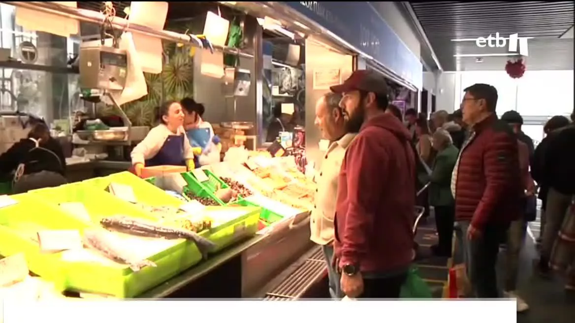 Muchas personas, como todos los años, esperan hasta el último momento para comprar alimentos frescos, especialmente pescados y mariscos. A lo largo de la mañana de la víspera de Navidad, hemos visitado los mercados de Bilbao y San Sebastián, y hemos sido testigo de esas compras de última hora.