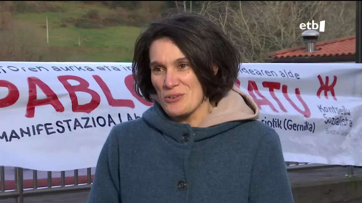 Ukrainako gerra hasi eta hiru egunera atxilotu zuten Pablo Gonzalez euskal kazetaria, eta ordutik espetxean dago Polonian, espioitza akusazio pean. Datorren urtarrilean berrikusiko dute kasua. Haren familiarekin izan gara eta, beste behin, informazio falta salatu dute.