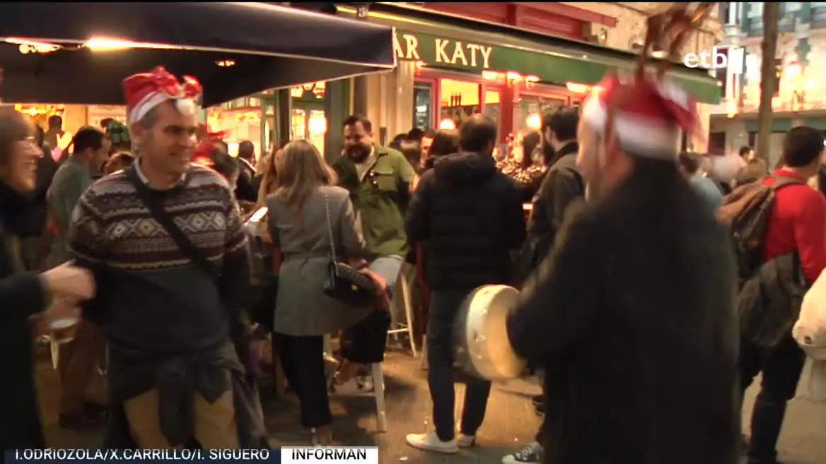 Mientras unos preparan la cena, otros están en el tradicional poteo previo. Nos hemos acercado a Bilbao, San Sebastián y Pamplona para ver el ambiente que se ha vivido allí.