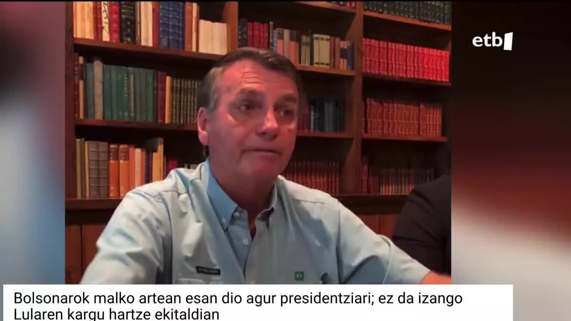 Hitzaldia bota ondoren, hegazkin bat hartu du Estatu Batuetara; beraz, ez da izango biharko Lula da Silvaren kargu-hartze ekitaldian, eta ez dio banda presidentziala jarriko.