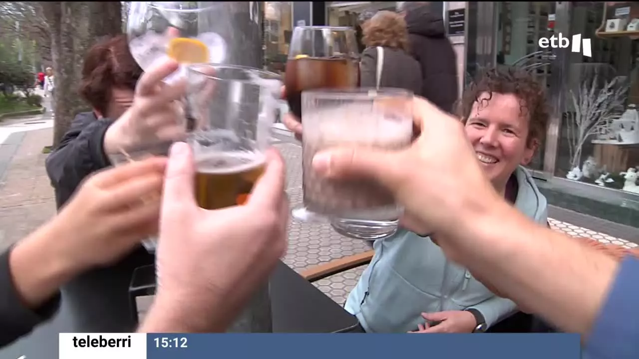 Para despedir el año como se merece, la gente se ha reunido en los bares en un poteo que durará hasta la noche.