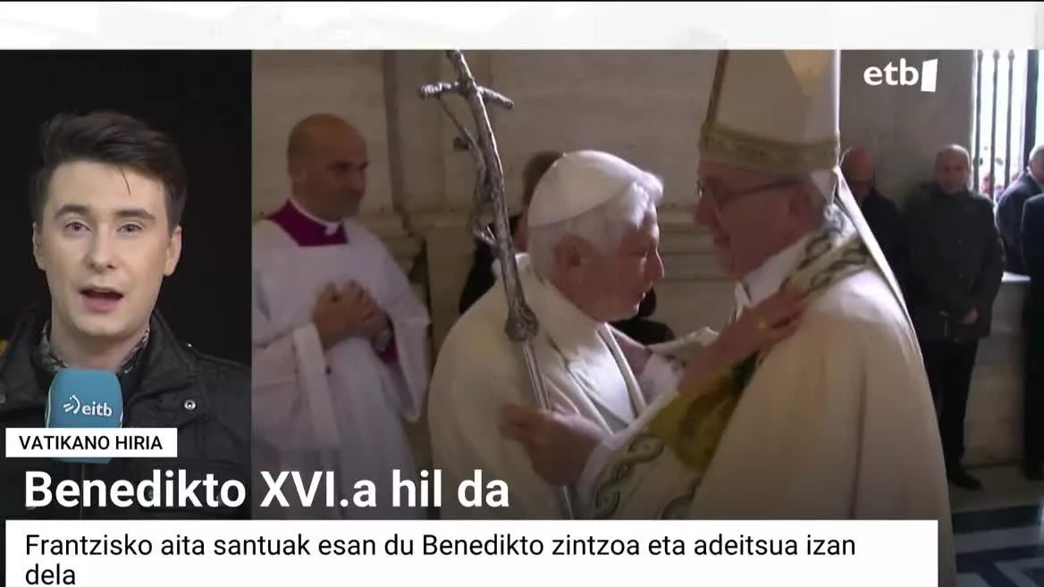 Larunbat honetan hil da Benedikto XVI.a aita santu emeritua, eta esker oneko hitzak eskaini dizkio egungo aita santuak. Andoni Calvo EITBko berriemaile berezia, zuzenean, Vatikanotik.