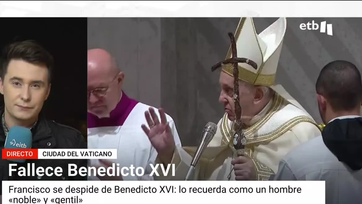 El papa Francisco ha tenido palabras de agradecimiento y recuerdo hacia el recién fallecido papa emérito Benedicto XVI. Informa desde la Ciudad del Vaticano el enviado especial de EITB, Andoni Calvo.
