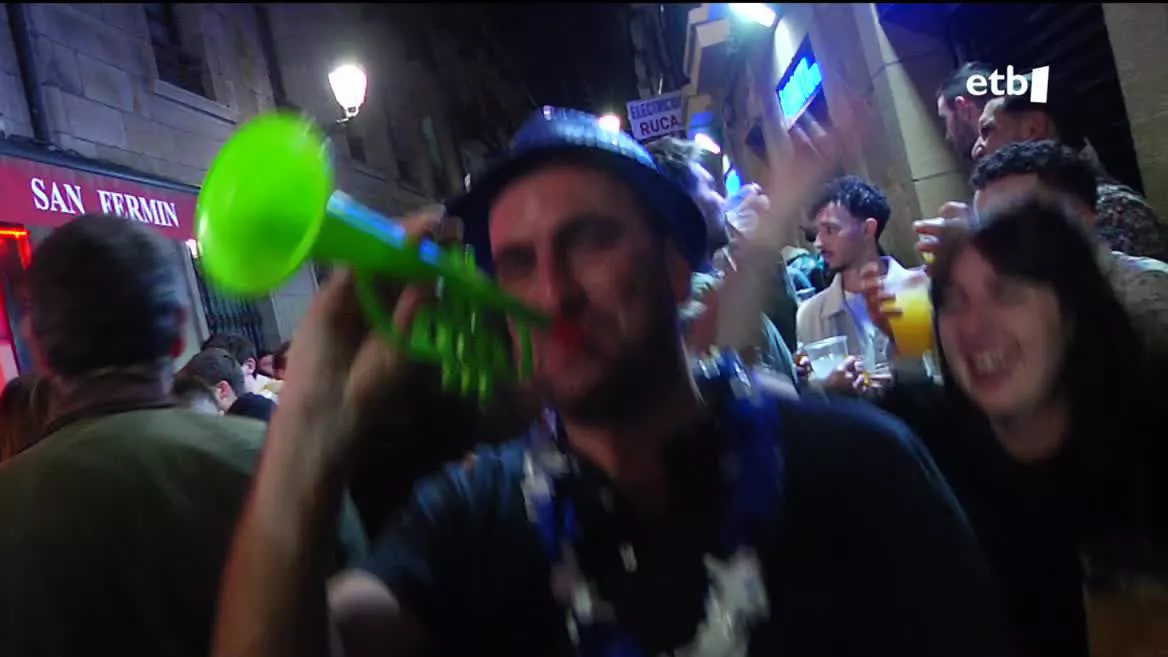 Iruñean mozorroen ohitura berreskuratu dute, eta Donostiako Alde Zaharra kantuz eta festaz bete da. Diskotekek eta kotiloiek ere arrakasta handia izan dute.