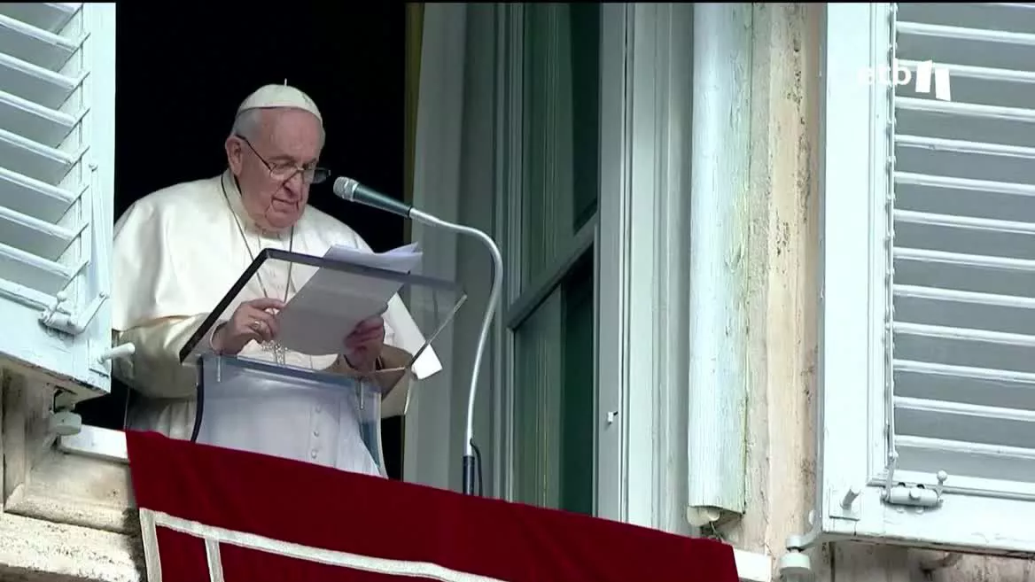 En la plaza de San Pedro tras el rezo del ángelus unos cuantos fieles han gritado el nombre de Benedicto XVI, ese ha sido uno de los escasos gestos en favor del extinto papa emérito cuya muerte ha puesto de manifiesto un menor afecto entre los fieles que el suscitado por otros papas.