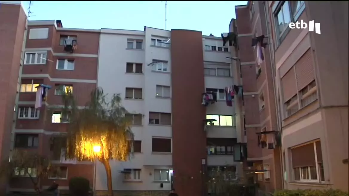 Al parecer, tras envenenar a sus hijos, la mujer ha intentado suicidarse, pero antes de quedar inconsciente ha llamado a su ex marido y padre de los menores contándole lo que estaba pasando. La Ertzaintza informa de que esta llamada telefónica ha sido clave para salvar a todos.